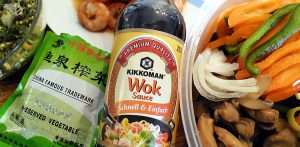 Easy-Asiatisch: Gemüse-Nudeln im Wok mit Garnelen