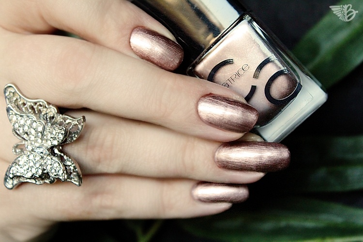 catrice-11goforgold-swatch-auflackiert