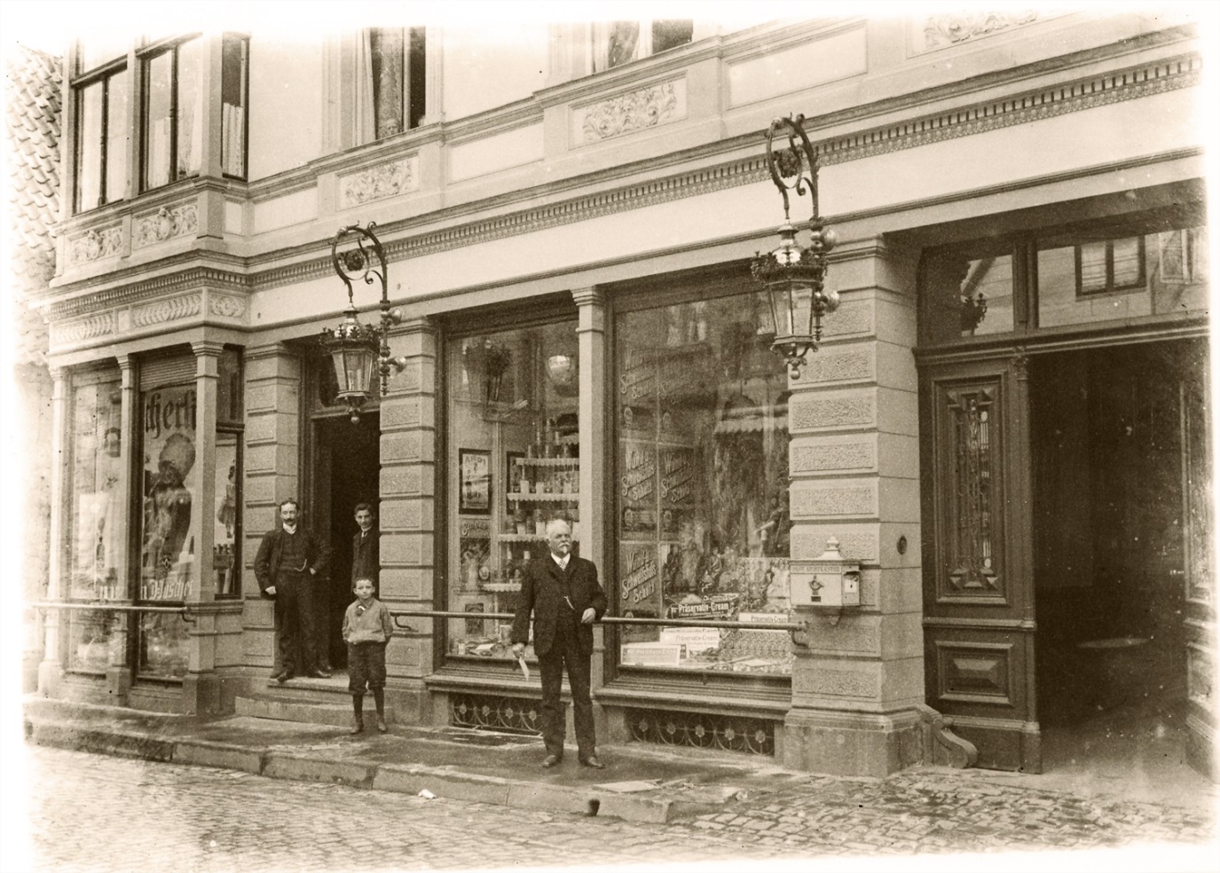 GEHWOL-Erfinder Eduard Gerlach (der Ältere) vor seiner Drogerie in der Langen Straße in Lübbecke.
